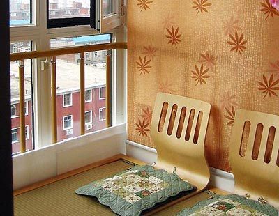 凉台色彩自然先行,主人特别为这个空间挑选了