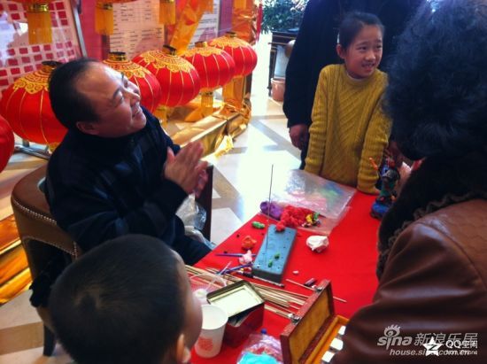 与小朋友互动 制作小泥人 与小朋友互动 制作小泥人