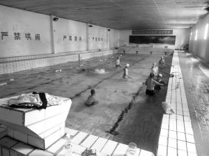 污水沟边危房里 有家黑游泳馆