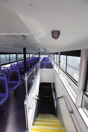 62部新双层公交巴士近期投运配备gps与电子眼; 新双层公交车内部