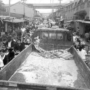 高桥门一段路窄人多,公交车通行艰难网友供图