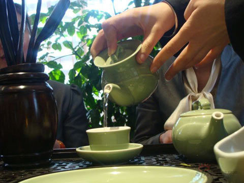 三八节里做优雅女人 汇亚地产员工感受礼仪茶