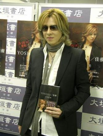 x japan队长yoshiki突访京都书店扭伤手指