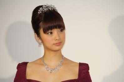 组图:日星上户彩大胆露美背 比钻石还光彩照人