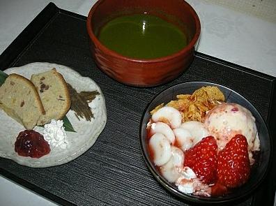 日本女大学生亲手设计红颊草莓甜点(图)_日本