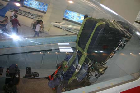 组图：L-15高级教练机座舱特写(下)
