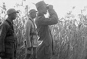 1942年日军5万余人对我根据地进行“拉网大扫荡”。这是冀中军区司令员吕正操在前线观察。