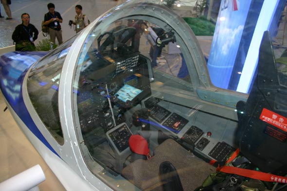 图文：L-15高教机前飞行员驾驶舱