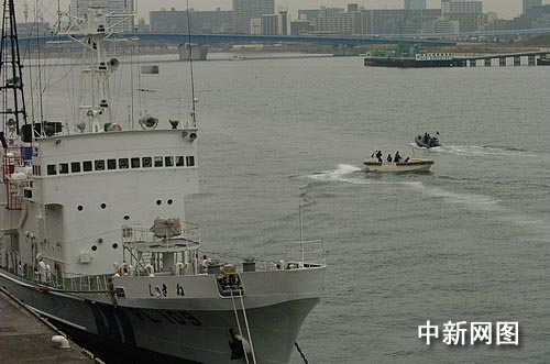 中日两国各界人士在码头欢迎中国军舰访日