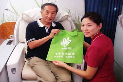 绿色客舱迎奥运南航空姐响应“限塑令”(图)