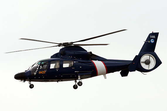 国产h425直升机空中侧视图 摄影:安京 新浪独家图片,未经许可不得转载
