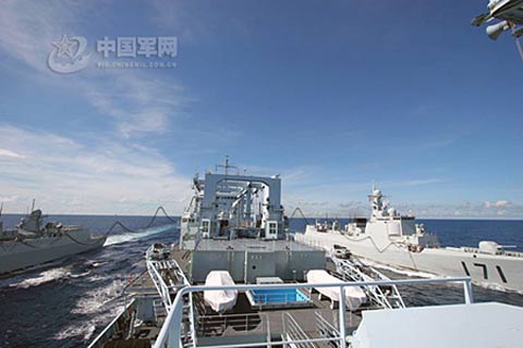 “武汉”号、“海口”号导弹驱逐舰与“微山湖”号综合补给舰中国军网朱光耀摄