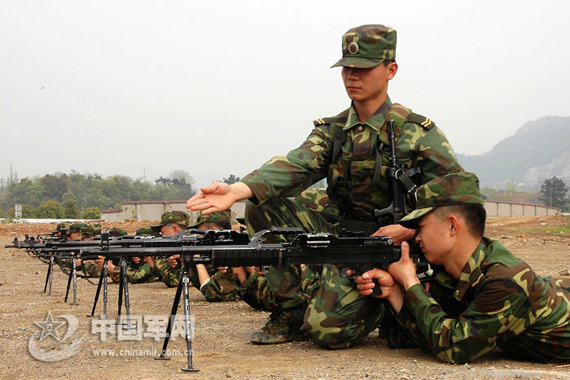 资料图:解放军进行机枪实弹射击训练