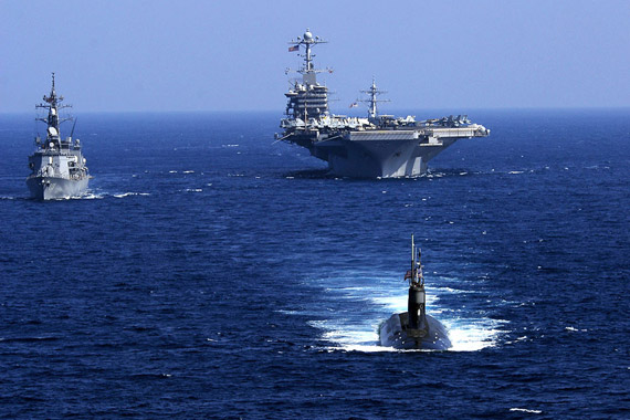 資料圖︰美軍出動核動力航母和核潛艇在釣魚島附近海域與日本舉行聯合軍演。