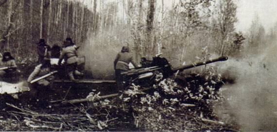 我方縱深炮兵主要靠85毫米反坦克炮對蘇軍裝甲縱隊實施攔截射擊