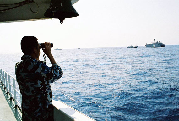 资料图：中国渔船正在驱逐美国海军测量船