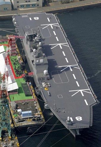 "日向"号标准排水量13950吨,其飞行甲板和机库能够容纳11架直升机.