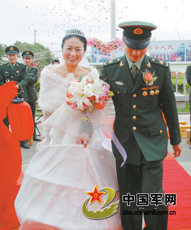 女大学生嫁给保护部队财产至残军人(图)