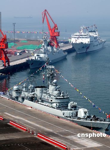 4月22日,停靠在青岛解放军海军码头参加庆祝中国人民解放军海军成立60周年多国海军活动的各国舰艇,各国海军官兵相互登舰参观,同时各国舰艇对青岛市民开放,让众多各界人士在参观中大开眼见。图为中国海军军舰阵容齐整等待阅兵。中新社发宋吉河摄