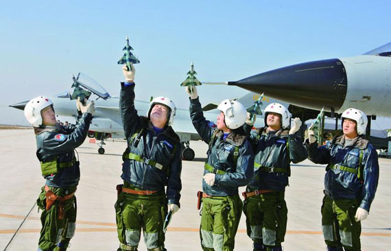 中国空军歼10飞行员正在地面进行战术模拟