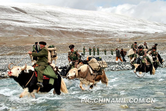 每次过冰河时,巴亚克总是走在最前面为巡逻官兵淌路。