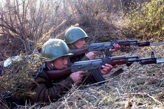 资料图：朝鲜军人正在进行野战训练