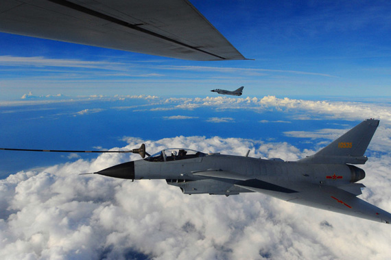 歼-10双机进行远海上空加油训练