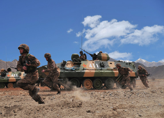 中国驻藏部队进行高原作战训练.赵海波摄影