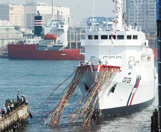 台当局“海巡署”委托高雄中信造船厂建造的“台南舰”巡防舰29日下水。图片来源：今日新闻