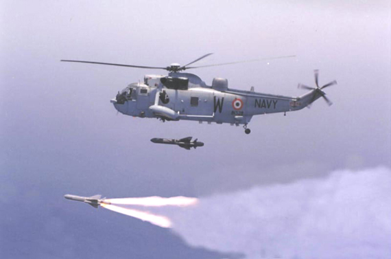 资料图：印度海军列装的“海王”直升机发射导弹