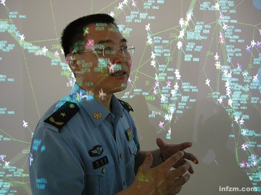 陈志杰朝夕监控着中国领空的飞机及其飞行姿态。（南方周末记者姚忆江/图）
