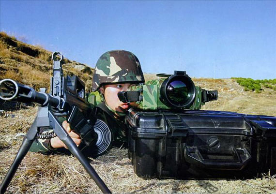 2006年参加中巴联合训练的成都军区特种兵正在使用热成像装置