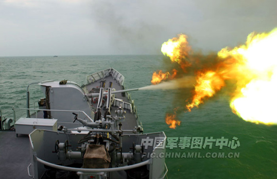 1月26日，东海舰队某护卫舰大队在新年度第一次编队海上火炮对岸射击训练