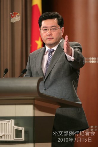 2010年7月15日，外交部发言人秦刚举行例行记者会。