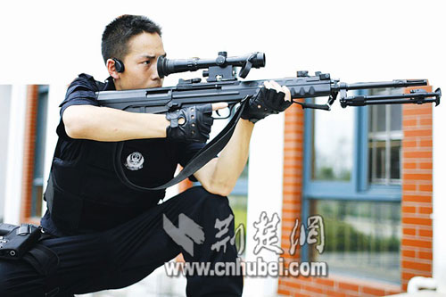 武汉特警突击大队狙击手持枪瞄准