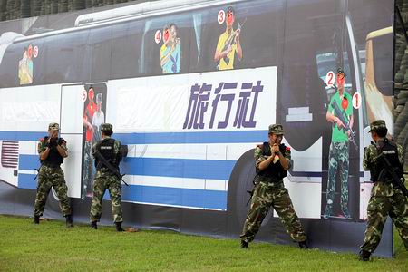 武警四川总队模拟菲律宾劫持人质事件时情况进行反恐演习（图片据天府早报）