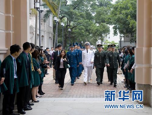 解放军驻港部队访问香港大学被称赞帅气有型