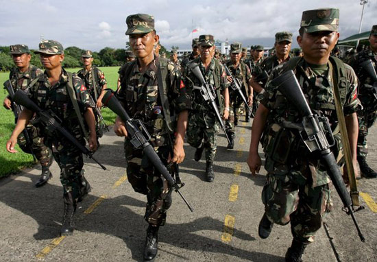 资料图：菲律宾军人配备美制老式M-16步枪