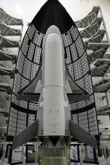 文章称外界推测美军X-37B太空飞机很可能发展成为一种反卫星武器。