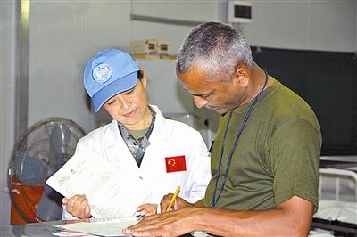 维和女军医王丽杰(左)