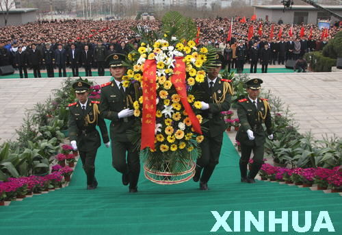 4月2日上午,四名礼兵正在庄严地向革命烈士纪念碑敬献花篮.