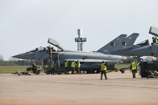 资料图:准备参与空袭利比亚行动的英军台风战机