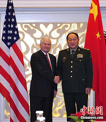 6月3日，正在新加坡出席2011年香格里拉对话会的中国国务委员兼国防部长梁光烈与美国国防部长罗伯特·盖茨举行会谈。中新社发 陶社兰 摄