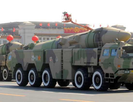 资料图；解放军二炮新型东风-21C中远程地地常规导弹。新华社记者徐昱摄