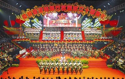 最后,伴随着《歌唱祖国》的深情旋律,现场观众纷纷起立,动情高歌,音乐