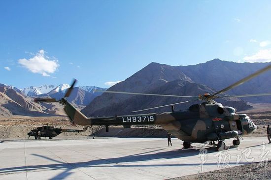 中国军网记者乘直升机飞越昆仑山脉