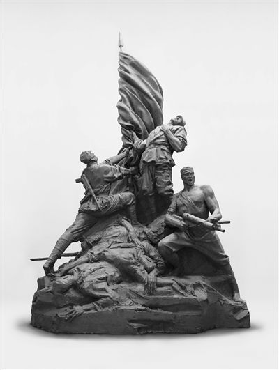 谈强,曹天龙为西柏坡革命纪念馆创作的大型雕塑作品《前赴后继》,于