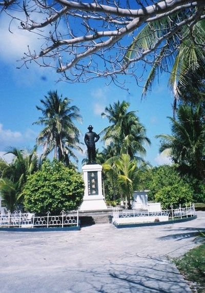 资料图：南沙太平岛上的孙中山雕像。