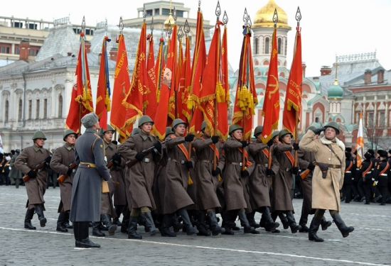 2011年11月7日，身着二战时期苏军制服的士兵走过红场。