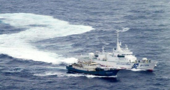 资料图：日本海上保安厅逼停中国渔船。